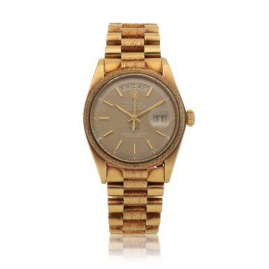 View full screen - View 1 of Lot 15. 'Qaboos' Day-Date, Ref. 1811 Yellow gold wristwatch with textured bezel and center links, day, date and bracelet Circa 1975 | 勞力士 | 1811型號「'Qaboos' Day-Date」黃金鍊帶腕錶備星期及日期顯示,年份約1975.