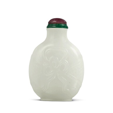 View full screen - View 1 of Lot 226. A white jade 'brocade' snuff bottle, Qing dynasty, 18th / 19th century | 清十八 / 十九世紀 白玉刻袱繫紋鼻烟壺.
