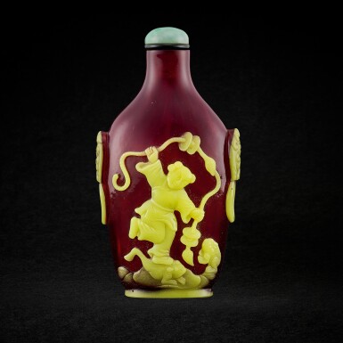 View full screen - View 1 of Lot 994. A yellow overlay ruby-red glass 'Liu Hai' snuff bottle, Qing dynasty, 19th century | 清十九世紀 寶石紅地套黃料劉海戲金蟾鼻煙壺.