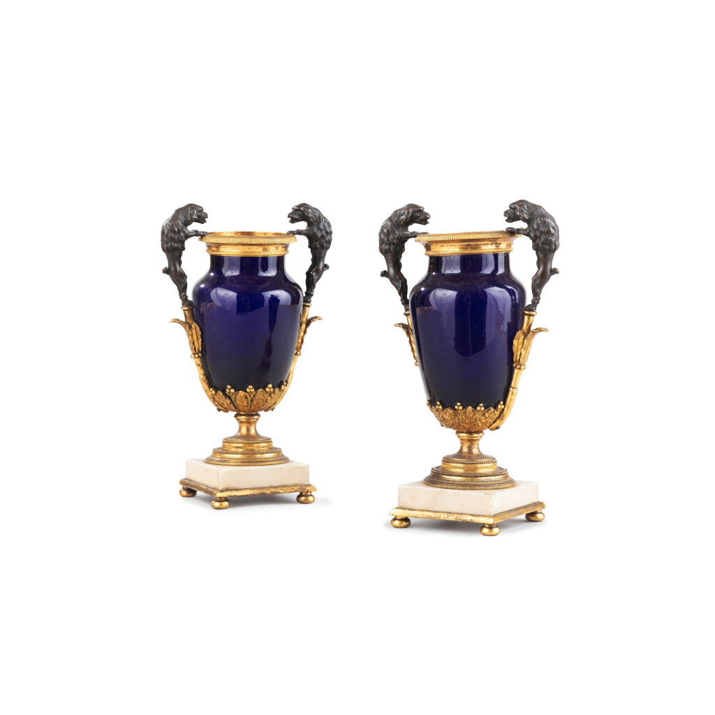 Voir en plein écran - Voir 1 du lot 108. Paire de vases en verre bleu du Creusot, bronze doré et bronze patiné, fin XVIIIe-début XIXe siècle.
