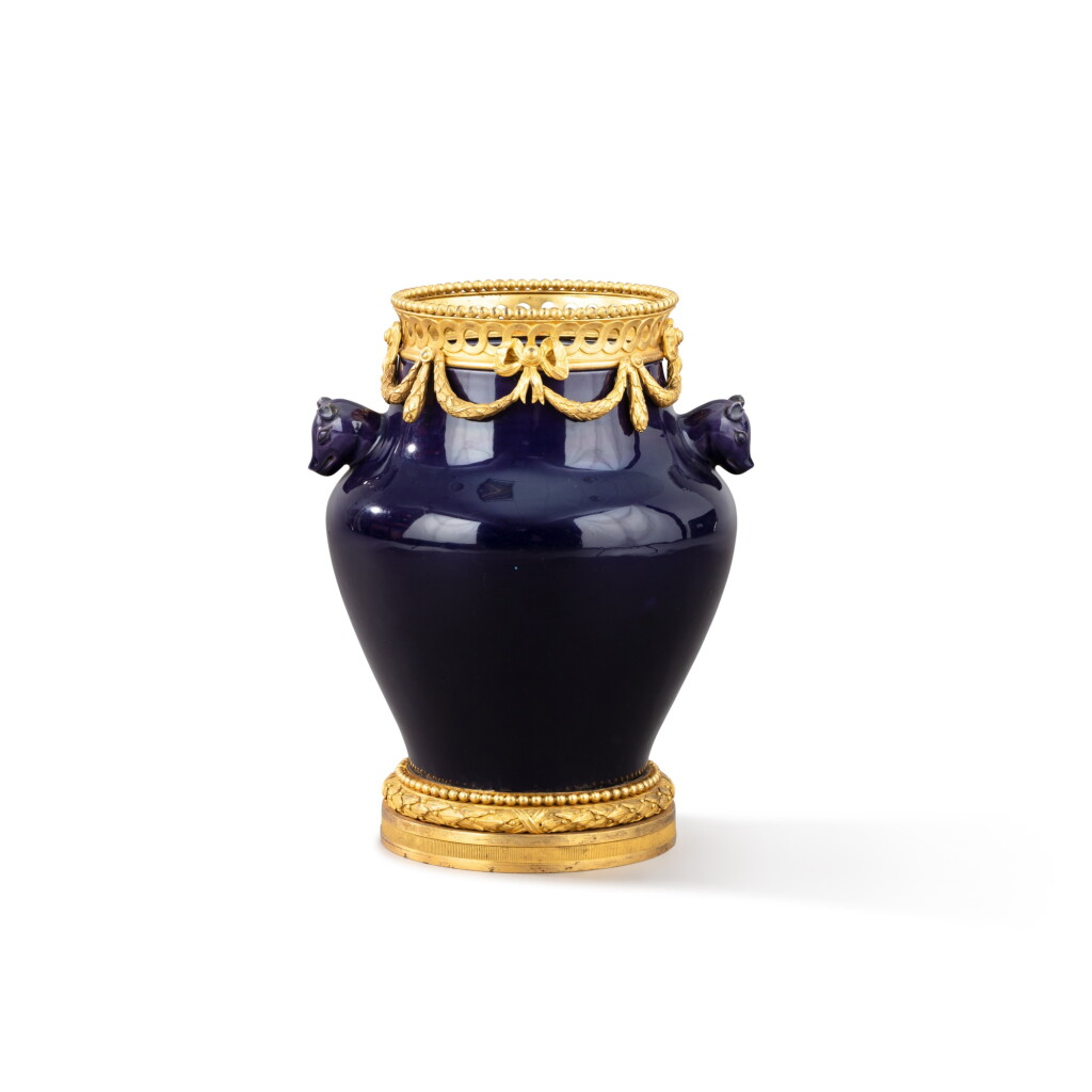 View full screen - View 1 of Lot 102. A gilt-bronze mounted Chinese porcelain vase, Kangxi period (1662-1722), late 18th-early 19th century | Vase en porcelaine de Chine, époque Kangxi (1662-1722) et bronze doré, fin XVIIIe-début XIXe siècle .