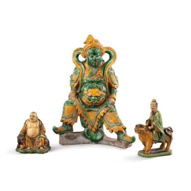 View full screen - View 1 of Lot 1057. A large sancai-glazed figure of a guardian and two sancai-glazed figures of luohans, 19th – 20th century | Grande figure de gardien en grès à glaçure émaillé sancai et deux figures de Luohan en grès à glaçure émaillé sancai, XIXe - XXe siècle .