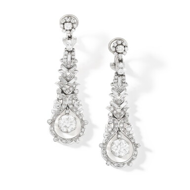 View full screen - View 1 of Lot 253. Paire de pendants d'oreille diamants | Pair of diamond pendant earrings.