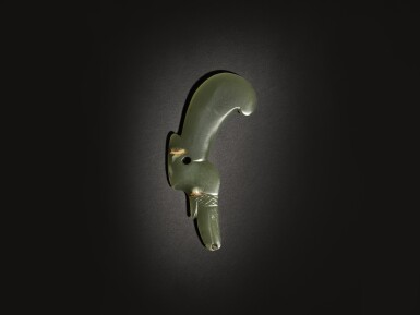 View full screen - View 1 of Lot 258. An archaic green jade 'eagle' pendant, Neolithic period, Hongshan culture | 新石器時代 紅山文化 青玉勾形器.