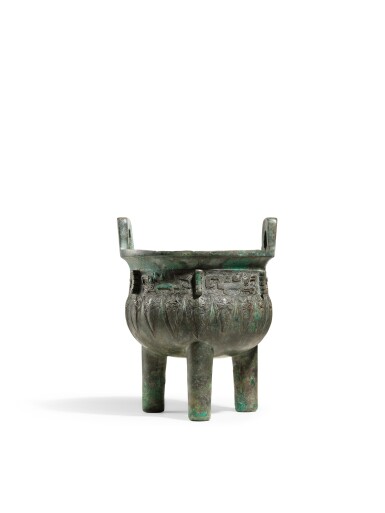View full screen - View 1 of Lot 2055. A small archaic ritual bronze food vessel, ding, Late Shang dynasty | 商末 青銅夔蟬紋小鼎.