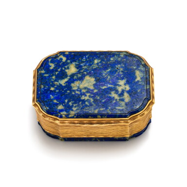 View full screen - View 1 of Lot 307. A large gold and hardstone snuff box, 19th century | Grande tabatière en or et pierre dure, XIXe siècle.