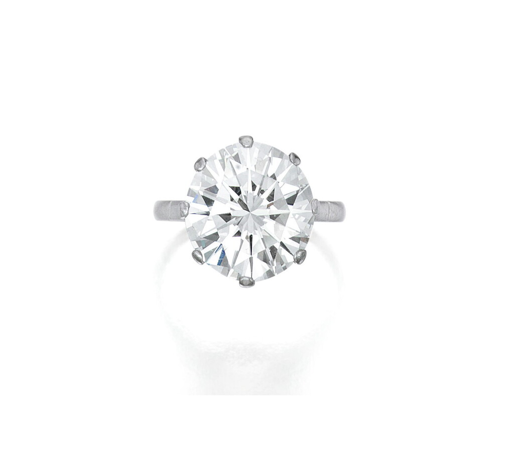 View full screen - View 1 of Lot 141. DIAMOND RING.