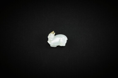 View full screen - View 1 of Lot 3836. A white jade bear, Western Han dynasty | 西漢 白玉回首熊形圓雕.