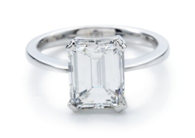 View full screen - View 1 of Lot 1036. DIAMOND RING.