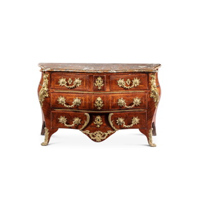 View full screen - View 1 of Lot 44. An early Louis XV varnished bronze mounted kingwood parquetred commode "tombeau", circa 1730 | Commode tombeau en marqueterie de bois de violette et bronze vernis du début de l'époque Louis XV, vers 1730.