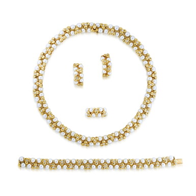 View full screen - View 1 of Lot 342. Fred | Parure perles de culture or et diamants | Cultured pearl gold and diamond parure.