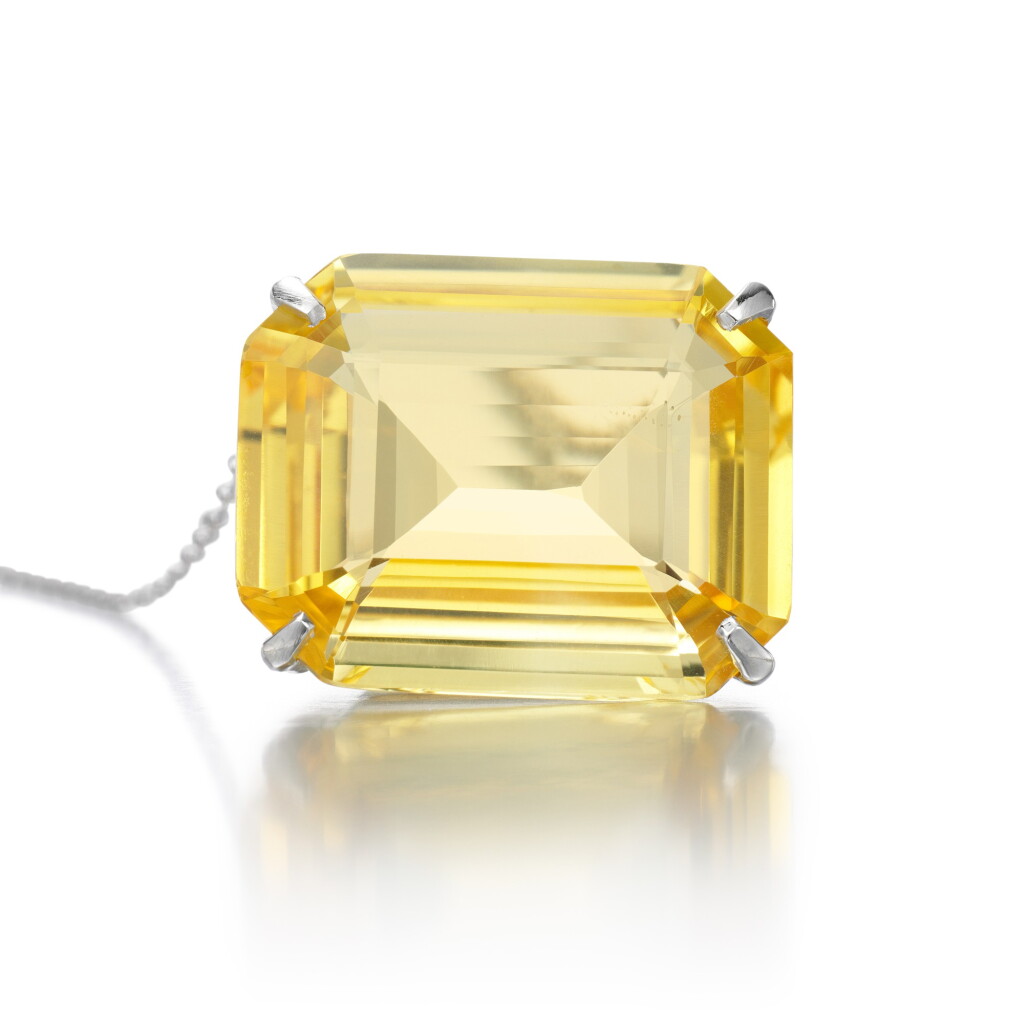 Voir en plein écran - Voir 1 du lot 95. Yellow sapphire pendant necklace.
