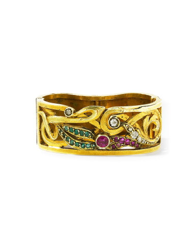 View full screen - View 1 of Lot 10. Bague de foulard rubis, émeraudes et diamants | Ruby, emerald and diamond scarf ring.