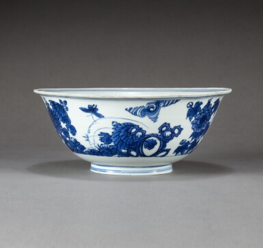 View full screen - View 1 of Lot 186. A blue and white ‘chrysanthemum' bowl, Qing dynasty, Jiaqing period | 清嘉慶 菊花紋盌 《大明成化年製》仿款.
