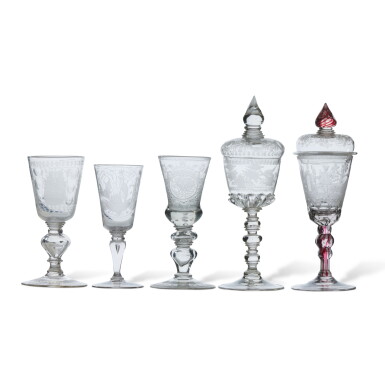 View full screen - View 1 of Lot 17. Five Continental Engraved Glass Goblets and Five Covers, First Half 18th Century | Fünf mitteleuropäische gravierte Glaspokale mit fünf Glasdeckeln, 18. Jahrhundert.