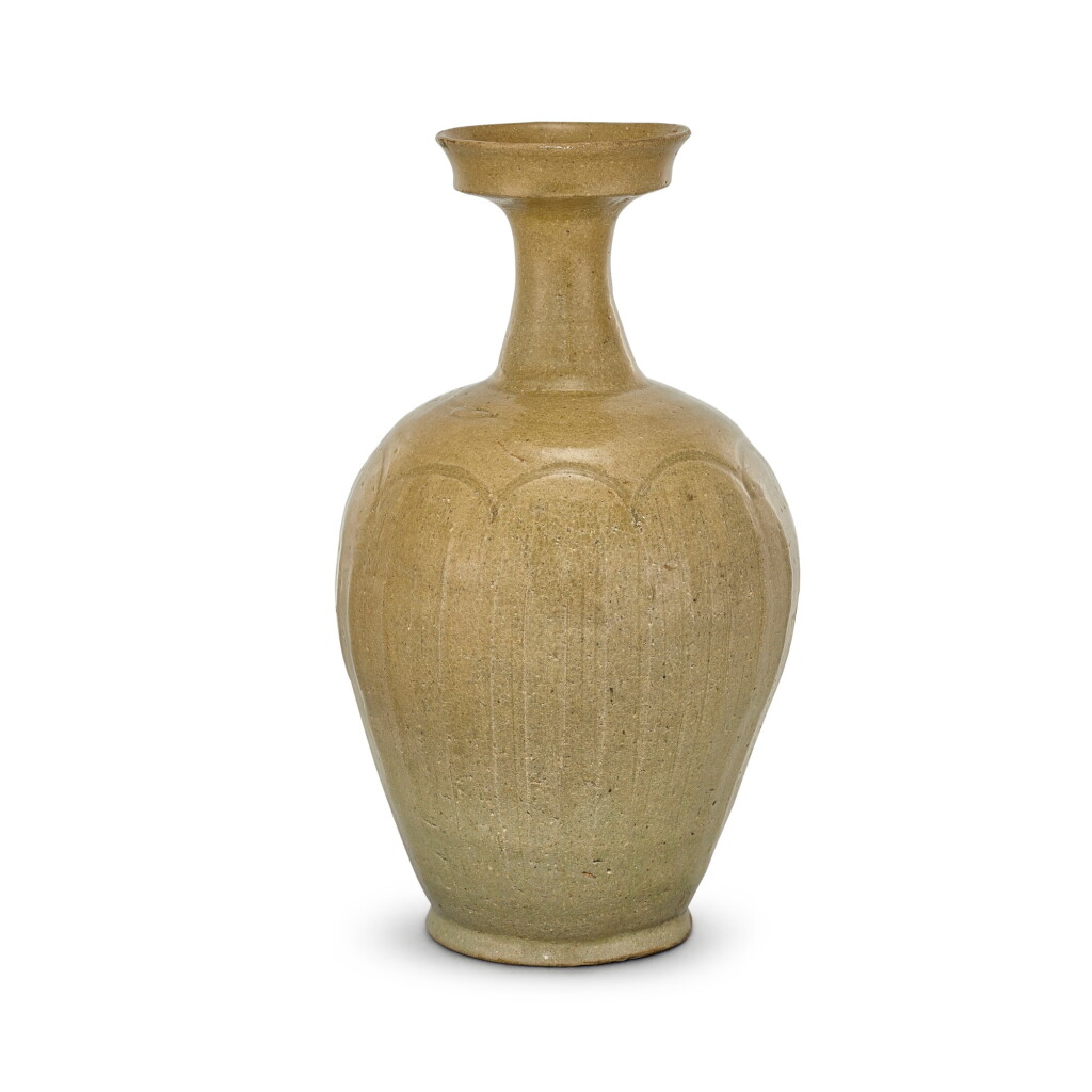 View full screen - View 1 of Lot 336. A KOREAN CELADON-GLAZED VASE KORYO DYNASTY, 11TH - 12TH CENTURY | 高麗王朝十一至十二世紀 青釉盤口瓶.