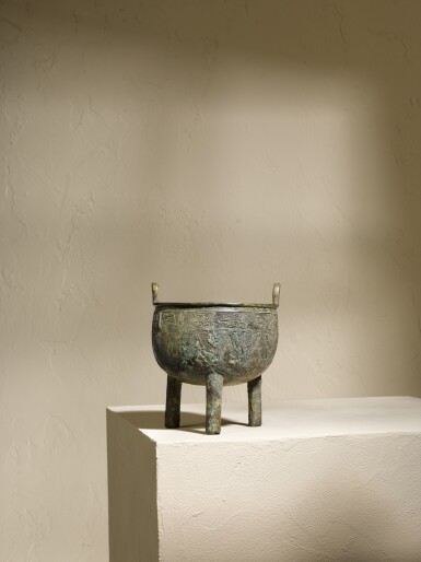View full screen - View 1 of Lot 202. An inscribed archaic bronze tripod food vessel, Ding, Shang dynasty | 商 青銅蟬紋小鼎.