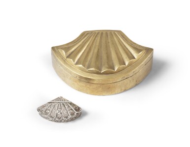 View full screen - View 1 of Lot 1000. A group of two fan-shaped boxes, one silver, the other brass, 20th century | Lot de deux boîtes en forme d'éventails, une en argent, l'autre en laiton, XXe siècle.