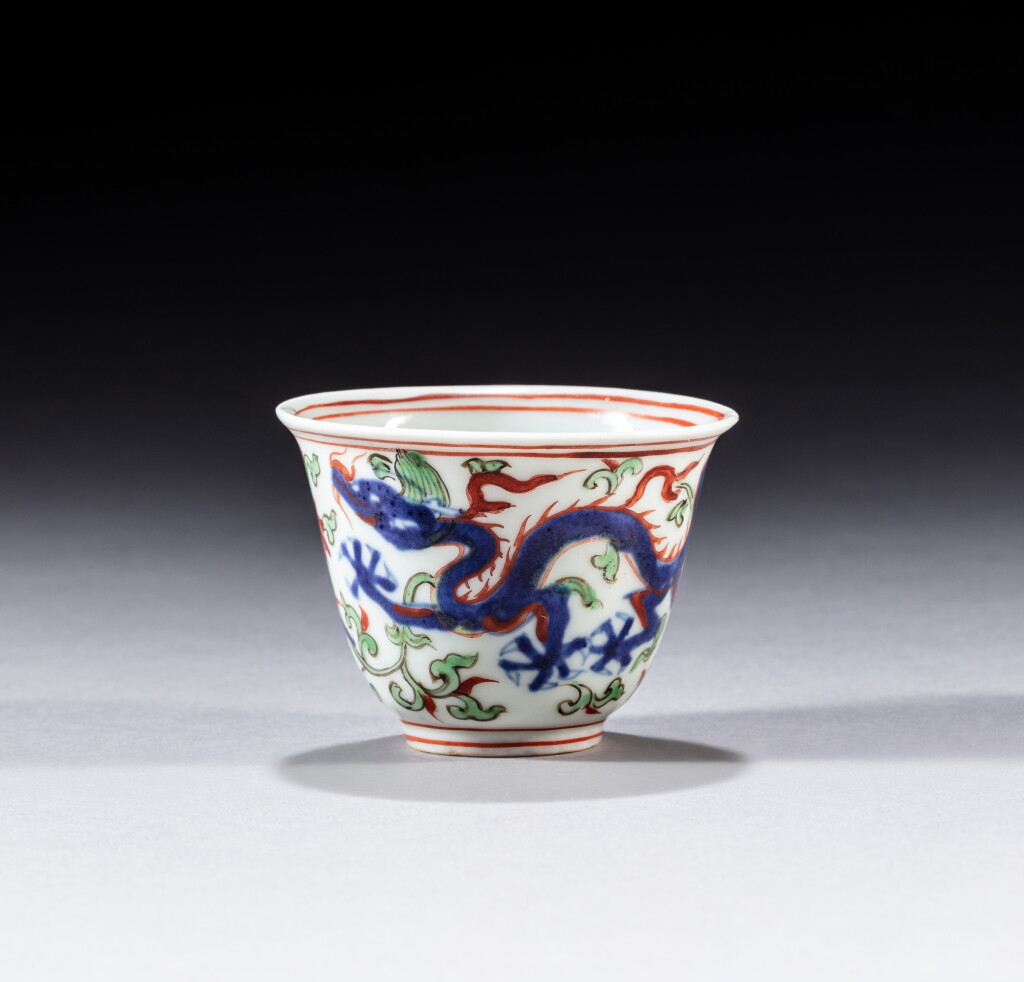 View full screen - View 1 of Lot 137. An extremely fine and rare wucai ‘dragon and phoenix' winecup, Mark and period of Longqing | 明隆慶 五彩龍鳳紋酒盃 《大明隆慶年製》款.