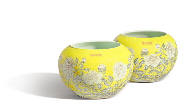 View full screen - View 1 of Lot 559. A pair of yellow-ground grisaille-painted 'Tihedian' 'peony' fishbowls, Qing dynasty, Guangxu period, circa 1885 | 清光緒 約1885年 黃地墨彩牡丹紋缽罐一對 《體和殿製》款.