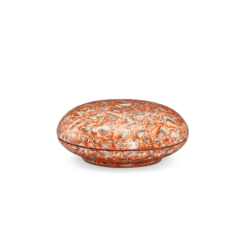 View full screen - View 1 of Lot 404. A famillie-rose 'Trompe-l'œil' puddingstone seal box and cover, Qing dynasty 清 粉彩仿石紋印盒 《大清乾隆年製》款.