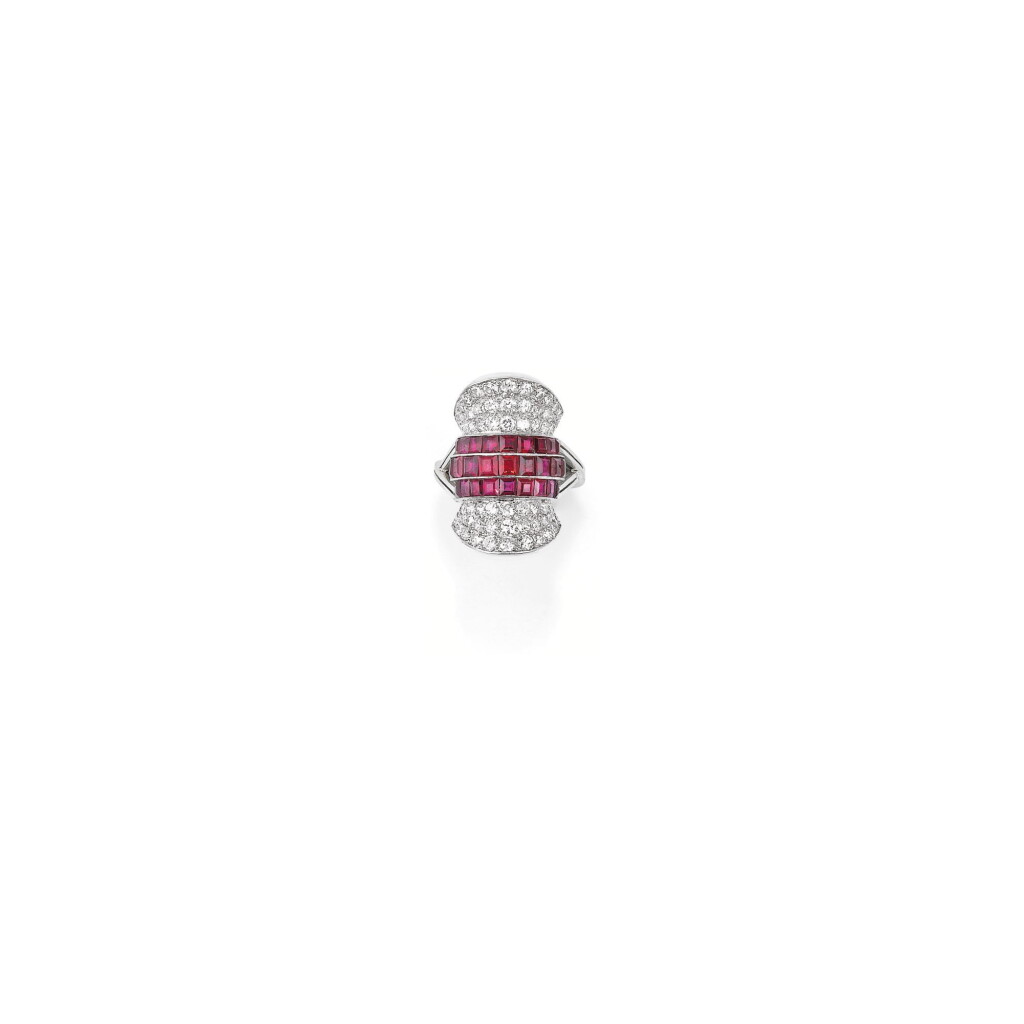 View full screen - View 1 of Lot 218. BAGUE RUBIS ET DIAMANTS | RUBY AND DIAMOND RING.