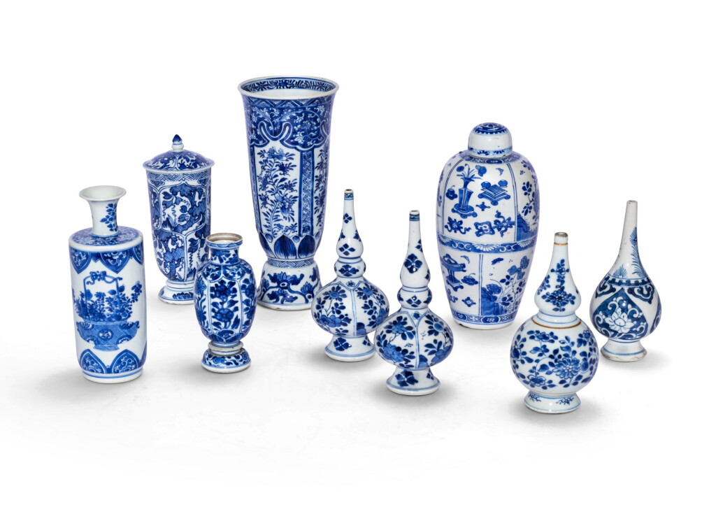 View full screen - View 1 of Lot 186. Ensemble de neuf vases en porcelaine bleu blanc Dynastie Qing, XVIIIE siècle | 清十八世紀 青花花瓶 一組九件 | A group of nine blue and white vases, Qing Dynasty, 18th century.
