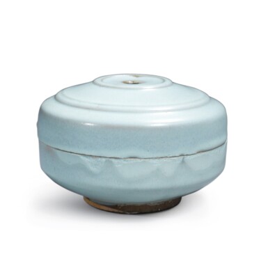 View full screen - View 1 of Lot 196. A rare 'Jun' box and cover, Northern Song / Jin dynasty | 北宋 / 金 鈞窰天藍釉蓋盒.