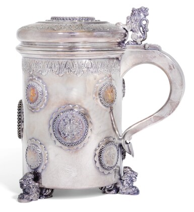 View full screen - View 1 of Lot 166. AN CONTINENTAL SILVER COIN-SET TANKARD | MAKER'S MARK PVT, POSSIBLY HAMBURG, EARLY-20TH CENTURY.