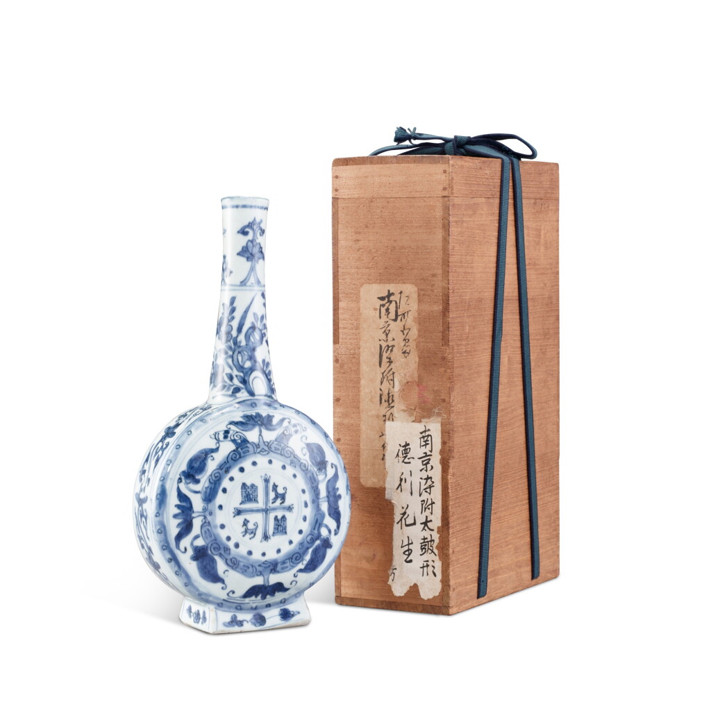 全螢幕檢視 - 查看856A blue and white Chinese export 'Royal Family Arms of Spain' pilgrim flask, Ming dynasty, Wanli period | 明萬曆 青花西班牙皇室紋章圖長頸扁瓶的1