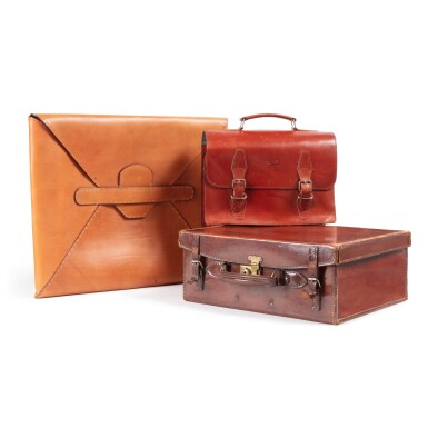 View full screen - View 1 of Lot 504. A lot of three gentleman’s brown leather accessories | Los von drei Herrenaccessoires in Braunleder, bestehend aus einem alten rechteckigen Hartleder Reisekoffer, einer ‘Couleurs de quai’ Aktentasche; und einer Akten-/Zeichnungsmappe.