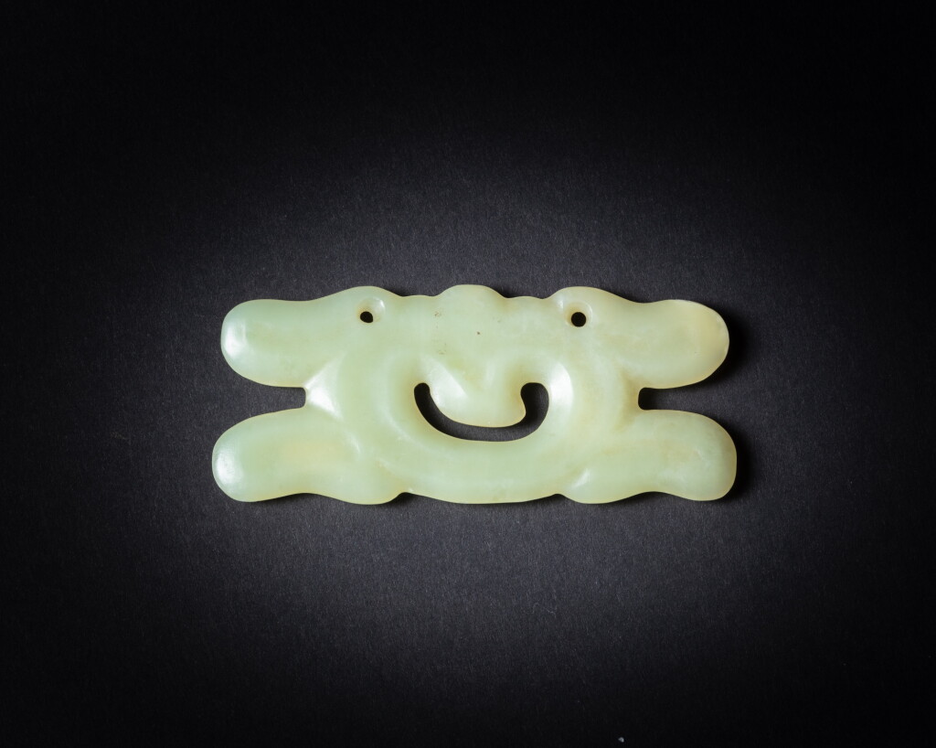 View full screen - View 1 of Lot 82. A yellowish-celadon jade cloud-shaped pendant, Neolithic period, probably Hongshan culture | 新石器時代 或為紅山文化 青黃玉勾雲形珮.