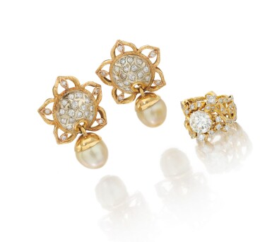 View full screen - View 1 of Lot 88. Pair of cultured pearl and diamond earrings and a diamond ring (Paio di orecchini con perle coltivate e diamanti e anello in diamanti).