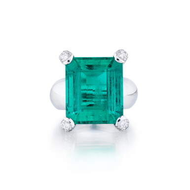 View full screen - View 1 of Lot 102. Bague émeraude et diamants | Emerald and diamond ring.