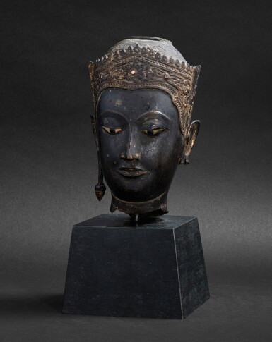 View full screen - View 1 of Lot 98. Tête en bronze doré Thaïlande, style Ayutthaya, XVIE-XVIIE siècle | 暹邏 十六至十七世紀 銅阿瑜陀耶式佛首 | A gilt-bronze head, Thailand, Ayutthaya style, 16th-17th century.