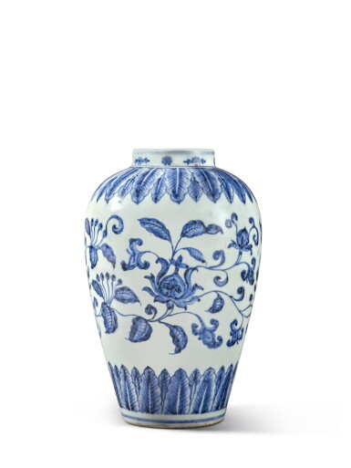 View full screen - View 1 of Lot 152. An extremely rare blue and white 'lotus' vase, Ming dynasty, Xuande / Zhengtong period | 明宣德 / 正統 青花纏枝番蓮紋瓶.
