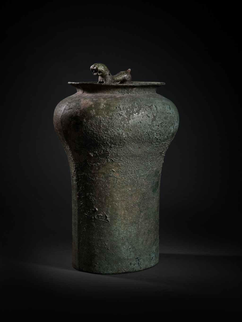 View full screen - View 1 of Lot 249. An archaic bronze ceremonial drum (Chunyu), Warring States period - Western Han dynasty | 戰國至西漢 青銅虎鈕錞于.