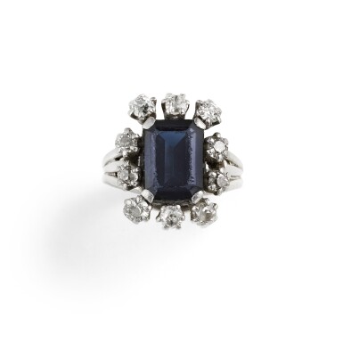 View full screen - View 1 of Lot 21. BAGUE SAPHIR ET DIAMANTS | SAPPHIRE AND DIAMOND 'POMPADOUR' RING.