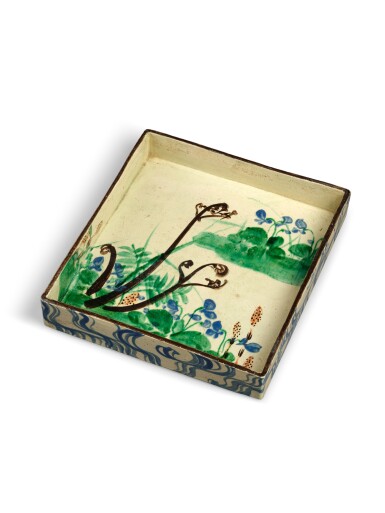 View full screen - View 1 of Lot 1106. An enamelled stoneware dish, signed on the base Kenzan (Ogata Kenzan, 1663-1743) Kenzan ware, Kyoto, Edo period, early 18th century | 尾形乾山 色絵春草図角皿 江戸時代中期 18世紀初頭 「乾山」(銹絵銘).