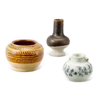 View full screen - View 1 of Lot 317. A JIZHOU BLACK-GLAZED VASE, A BROWN-GLAZED JAR AND A BLUE AND WHITE JARLET SONG - YUAN DYNASTY | 宋至元 吉州窰黑釉瓶、褐釉罐及青花雙繫小罐一組三件.