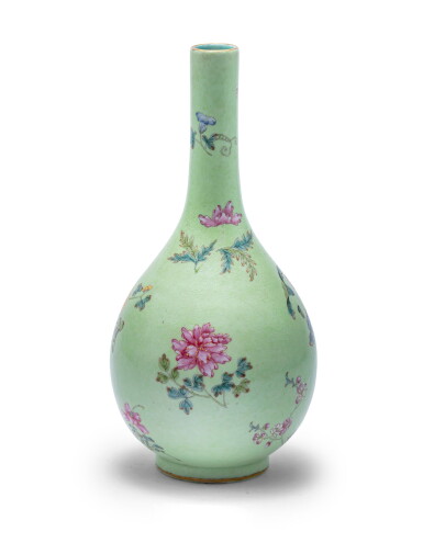 View full screen - View 1 of Lot 227. Vase bouteille en porcelaine de la Famille Rose à décor sgraffiato sur fond vert pâle Marque en cachet et époque Qianlong | 清乾隆 淺綠地粉彩錦上添花長頸膽瓶 《大清乾隆年製》款 | A green-ground Famille Rose Sgraffiato bottle vase, seal mark and period of Qianlong .