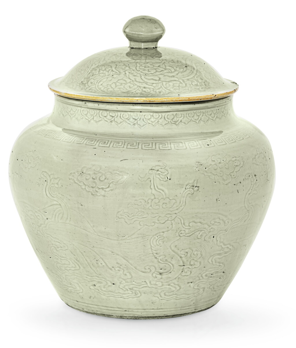 View full screen - View 1 of Lot 43. RARE GRANDE POTICHE COUVERTE 'AUX DRAGONS' EN PORCELAINE CÉLADON DYNASTIE QING, ÉPOQUE KANGXI | 清康熙 冬青釉刻暗刻海水龍紋蓋罐 | A rare large incised celadon 'dragon' jar and cover, Qing Dynasty, Kangxi period.