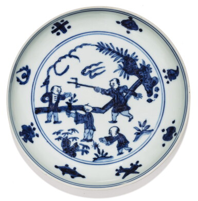 View full screen - View 1 of Lot 3. COUPELLE EN PORCELAINE BLEU BLANC MARQUE ET ÉPOQUE JIAJING | 明嘉靖 青花嬰戲圖小盤 《大明嘉靖年製》款 | A blue and white 'boys' saucer-dish, Jiajing mark and period.