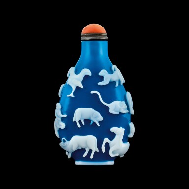 View full screen - View 1 of Lot 1017. A Yangzhou white overlay turquoise-blue glass 'twelve zodiac animals' snuff bottle Qing dynasty, 19th century | 清十九世紀 揚州作翠藍地套白料十二生肖圖鼻煙壺.