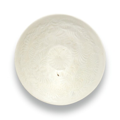 View full screen - View 1 of Lot 250. A QINGBAI BOWL, SOUTHERN SONG DYNASTY, 11TH/12TH CENTURY | 南宋 十一/十二世紀 青白釉刻花卉紋盞.