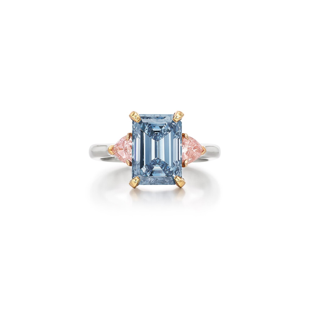 View full screen - View 1 of Lot 1871. An Exceptional Fancy Vivid Blue, Fancy Pink and Fancy Intense Pink Diamond Ring | 無與倫比 3.01克拉 豔彩藍色鑽石 配 彩粉紅色 及 濃彩粉紅色鑽石戒指.