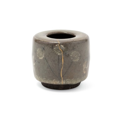 View full screen - View 1 of Lot 33. A celadon-glazed ‘crane and chrysanthemum’ waterpot Korea, Goryeo dynasty, probably 13th-14th century | 或為高麗王朝 十三至十四世紀 象嵌青瓷菊花紋水盂.