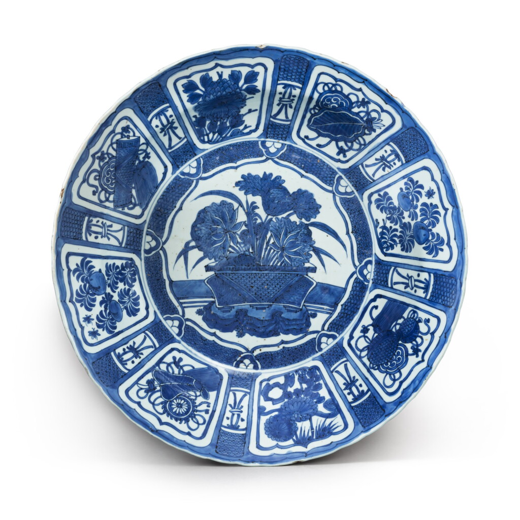 View full screen - View 1 of Lot 23. A large and finely painted blue and white 'kraak' 'floral' charger Ming dynasty, Wanli period | 明萬曆 克拉克青花花卉紋大盤.