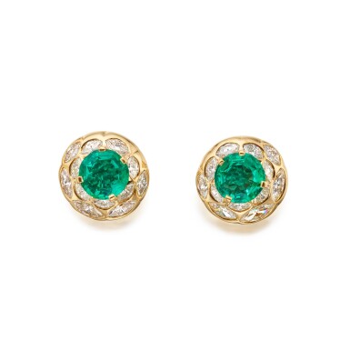 View full screen - View 1 of Lot 82. Bulgari | Pair of Emerald and Diamond Earclips 寶格麗 祖母綠配鑽石耳環一對.