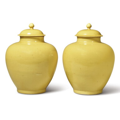 View full screen - View 1 of Lot 135. A pair of yellow-glazed jars and covers, Kangxi marks and period | 清康熙 黃釉蓋罐一對 《大清康熙年製》款.
